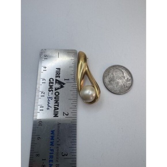 Vintage Trifari Brooch Pin with Faux Pearl Gold Tone Costume Jewelry - Picture 6 of 7